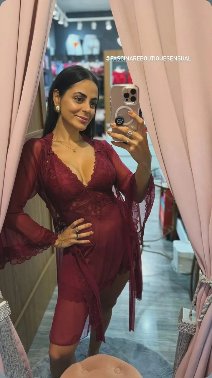 Cliente no provador da loja usando robe vinho